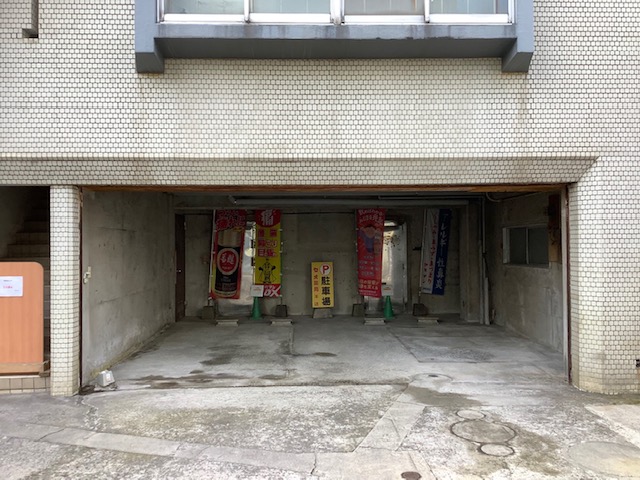 屋根付き、2台駐車可能です